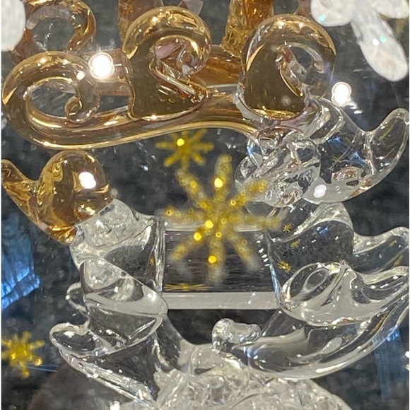 Kringle Glass Colour Changing Leaping Reindeer Ball Ornament - Picture 6 of 16